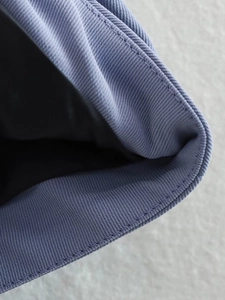 Λεπτομερής κοντινή λήψη λεβάντα υφάσματος twill και ραφής στριφώματος υψηλής ποιότητας