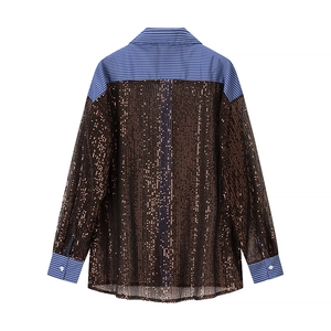 Détail de la texture à paillettes et tissu rayé au dos d'une chemise ajustée à manches longues
