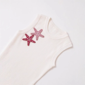 Gilet bianco a costine senza maniche con decorazioni a stella marina di paillettes rosa