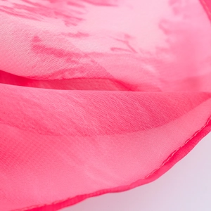 Vue détaillée du tissu mousseline rose translucide avec coutures et texture fine