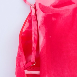 Détail de la robe tie-dye rose avec anneaux métalliques et coutures des bretelles ajustables