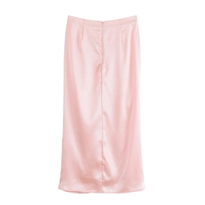 Detailansicht eines rosa Satin-Maxirocks mit verdecktem Reißverschluss und Abnähern