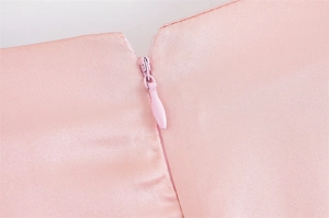Nahaufnahme des hochwertigen verdeckten Reißverschlusses am rosa Satin-Set