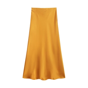 Elegante gonna midi a trapezio in raso giallo zenzero con vita alta e texture setosa