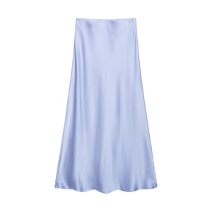 Dettaglio della gonna midi in raso lavanda con texture liscia e finitura lucida