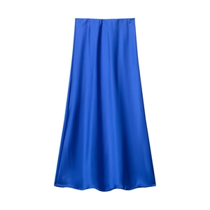 Dettaglio ravvicinato della trama in raso lucido di questa elegante gonna blu a trapezio