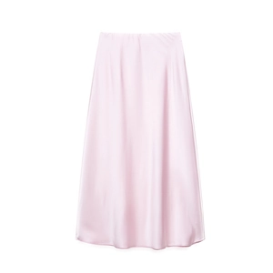 Dettaglio della gonna midi in raso rosa pallido con texture setosa e taglio a trapezio