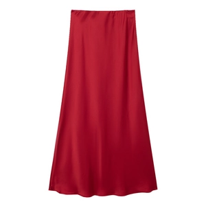 Dettaglio del tessuto in raso rosso intenso con drappeggio elegante e riflessi di seta