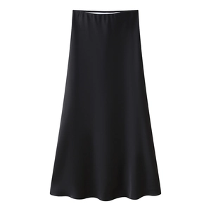 Dettaglio di elegante gonna midi nera a trapezio con trama satinata e finitura lucida