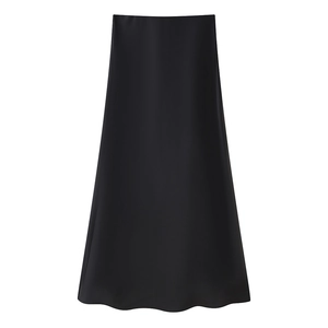 Dettaglio elegante gonna midi a trapezio in raso nero con trama in seta lucida