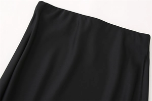 Dettaglio della gonna in raso di acetato nero con design della vita senza cuciture