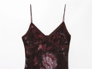 Detail van V-hals met kant en paarse rozenprint op een diepbruine slip dress voor dames