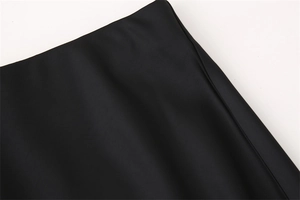 Dettaglio della cucitura in vita su un'elegante gonna in raso nero effetto opaco