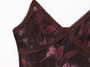 Detail van gebloemde mesh camisole met fijn kanten bies bij de V-halslijn