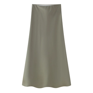 Dettaglio del drappeggio e della trama satinata di questa gonna midi verde oliva