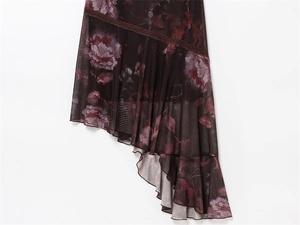 Detail van asymmetrische ruches aan de zoom met vintage bloemenprint en kant op de mesh rok
