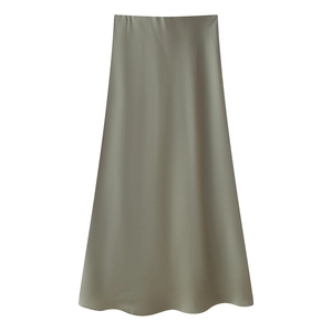 Vista dettagliata della gonna midi in raso grigio-verde con texture liscia e orlo a A
