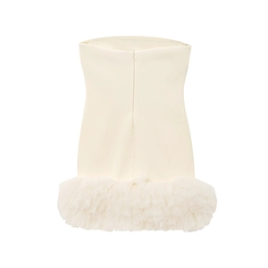 Elegantes schulterfreies cremeweißes Minikleid mit voluminösem, gestuftem Tüll-Saum