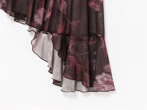 Detail van de ruches aan de mesh zoom met paarse bloemenprint voor asymmetrische jurk