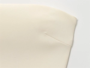 Detail-Makroansicht der cremeweißen Tüll-Kleidstoffstruktur und professionellen Nähte