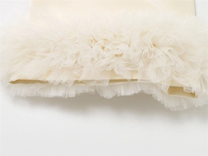 Detail des mehrlagigen Tüllsaums und der plissierten Mesh-Struktur am Sommerkleid