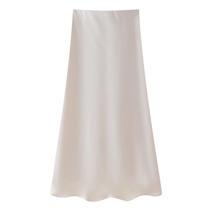 Dettaglio del tessuto satinato champagne perlato con texture liscia e drappeggio elegante