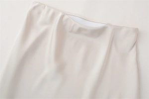 Dettaglio della vita della gonna in raso champagne con fascia elastica setosa