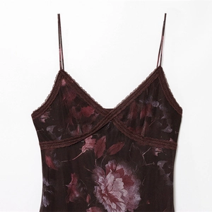 Vintage bloemenjurk met V-hals en delicate kanten rand in donker bordeauxrood