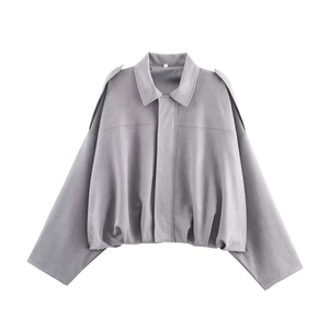 Détail du blouson aviateur gris en laine montrant le col à revers et les épaulettes