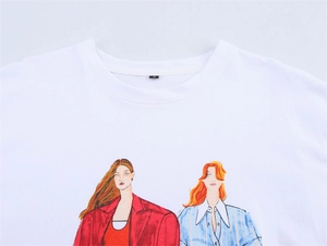 Detail einer handgezeichneten Mode-Illustration auf einem weißen Baumwoll-T-Shirt