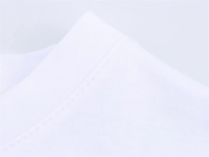 Detailaufnahme des weißen T-Shirt-Ausschnitts mit hochwertiger Doppelnaht-Verarbeitung