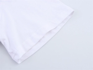 Nahaufnahme des weißen T-Shirt-Ärmels mit hochwertiger Doppelnaht-Verarbeitung im Detail