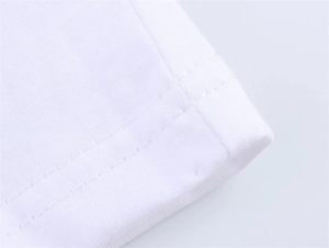 Detaillierte Nahaufnahme der hochwertigen Doppelnadelnaht auf weißem Baumwoll-T-Shirt-Stoff