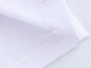 Detaillierte Makroansicht der hochwertigen Overlock-Naht am weißen Baumwoll-T-Shirt