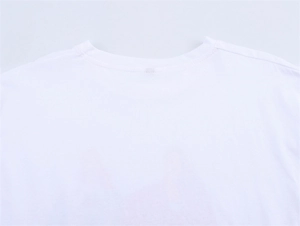 Detail des klassischen Rundhalsausschnitts und der Nähte bei diesem weißen Baumwoll-T-Shirt