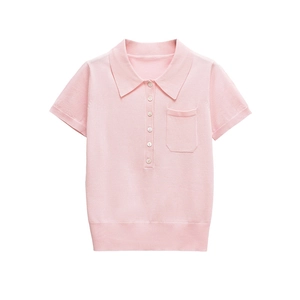 Polo en maille rose clair à manches courtes avec poche poitrine et boutons blancs sur fond blanc