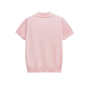 Vue arrière du polo en maille rose à manches courtes avec ourlet côtelé et texture fine