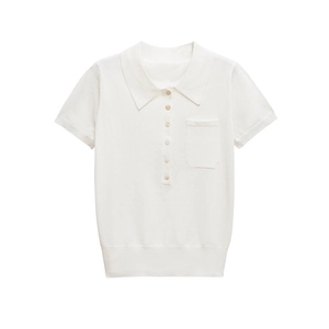 Polo classique en tricot blanc à manches courtes avec col, poche et boutons sur fond uni