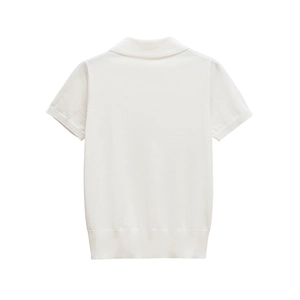 Vue arrière du polo en maille blanche montrant le tissu texturé et les finitions côtelées