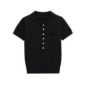 Détail d'un polo en maille noir avec boutons nacrés et une poche poitrine carrée