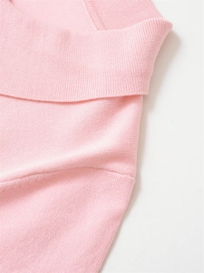 Détail d'un polo en maille rose pâle avec col côtelé et texture fine en mélange de coton