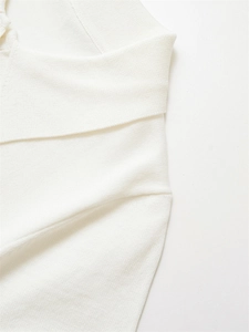 Gros plan sur la texture du tissu polo blanc en maille fine avec détails de tissage précis