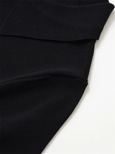 Gros plan du col polo noir et de la texture en maille haute densité avec coutures nettes