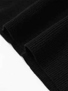 Gros plan sur un tricot côtelé noir de haute qualité montrant la texture et la douceur