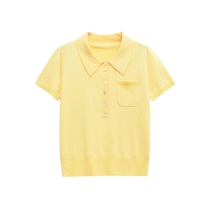 Détail de polo en maille jaune avec texture fine, boutons blancs et une poche sur la poitrine