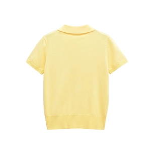 Vue arrière du polo en maille jaune clair montrant l'ourlet côtelé et la texture fine