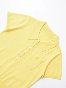 Détail d'un polo à manches courtes en maille jaune clair avec poche poitrine et boutons