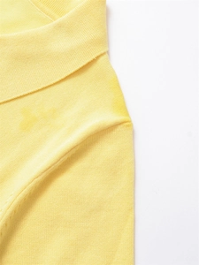 Gros plan détaillé d'un polo en maille jaune montrant le col et la couture de l'épaule