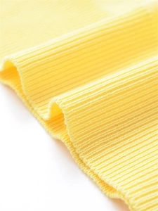 Gros plan sur la texture du tricot côtelé jaune avec rayures verticales et tissu élastique