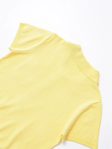 Détail d'un polo en maille jaune citron montrant le col et les coutures d'épaule